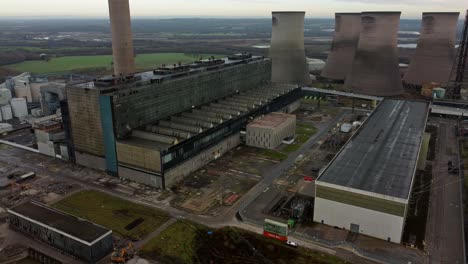 Vista-Aérea-Fiddlers-Ferry-En-órbita-Central-Eléctrica-Fuera-De-Servicio-Torres-Norte-Demolidas-Secuelas