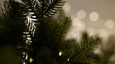 árbol de navidad hojas verdes con fondo de luces bokeh en un centro comercial