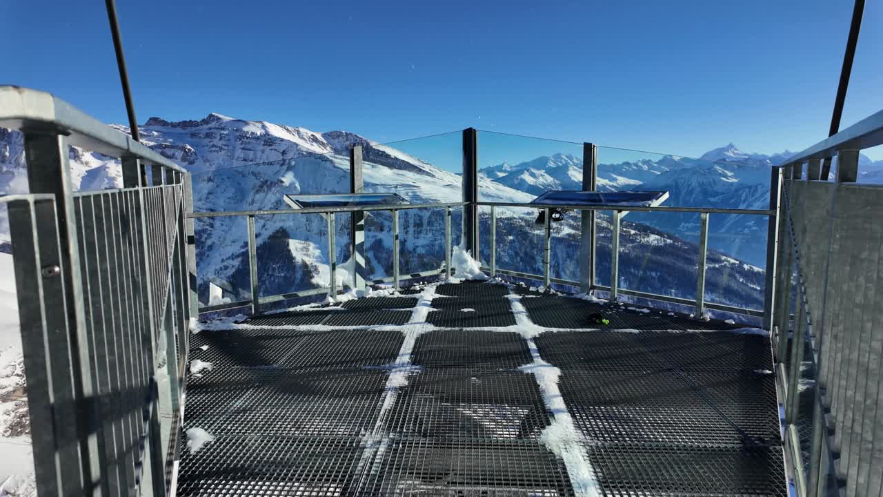 제미 뷰 포인트 (gemmi view point) 에서 촬영된 영상으로 눈 인 겨울에 거대한 산 경관과 산맥을 볼 수 있습니다.