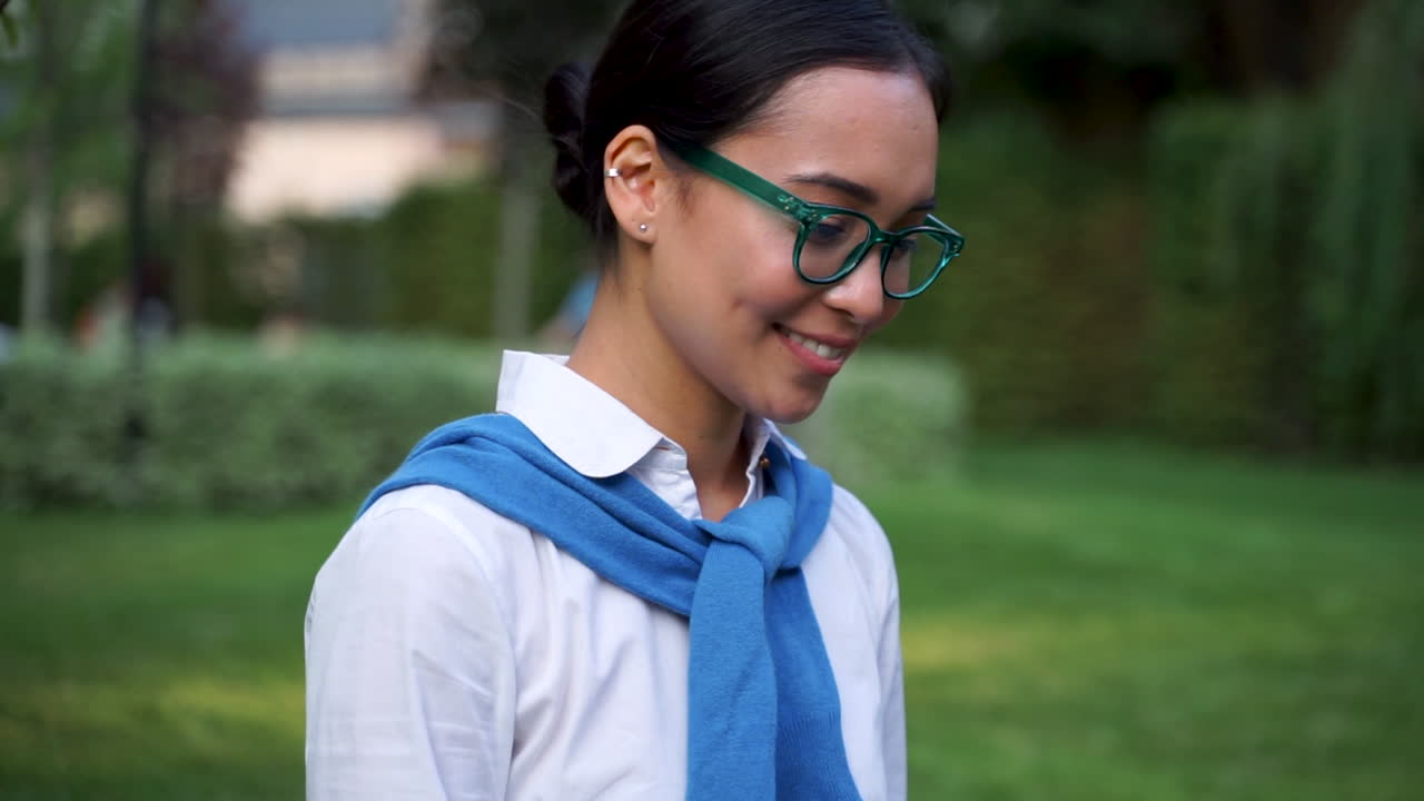 야외에서 그녀의 노트북을 사용하는 쾌활한 여자 1