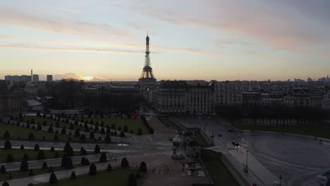 Aufsteigende-Luftaufnahmen-Einer-Großstadt-In-Der-Abenddämmerung.-Enthüllt-Die-Berühmte-Struktur-Des-Eiffelturms-Gegen-Den-Dämmerungshimmel.-Paris,-Frankreich