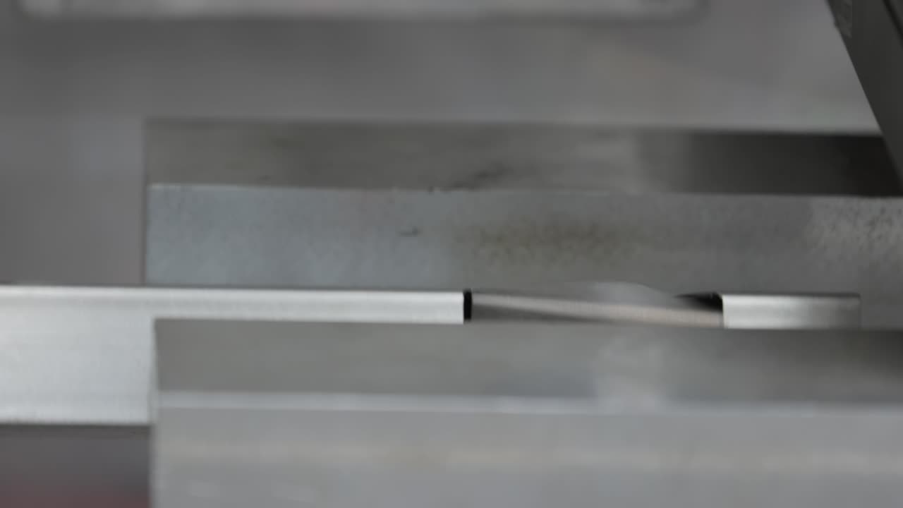 лазерная и газовая резка металла, современная промышленная технология.