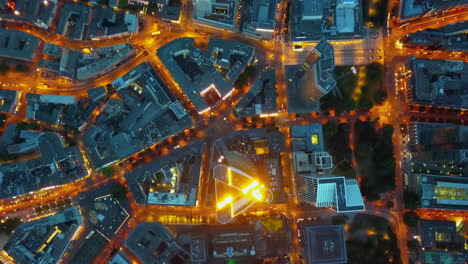 Luftvogelperspektive-Von-Oben-Nach-Unten-Auf-Frankfurt-Am-Main-Mit-Autos-In-Der-Stadt-Und-Leuchtenden-Lichtern,-Verkehrsbewegungen