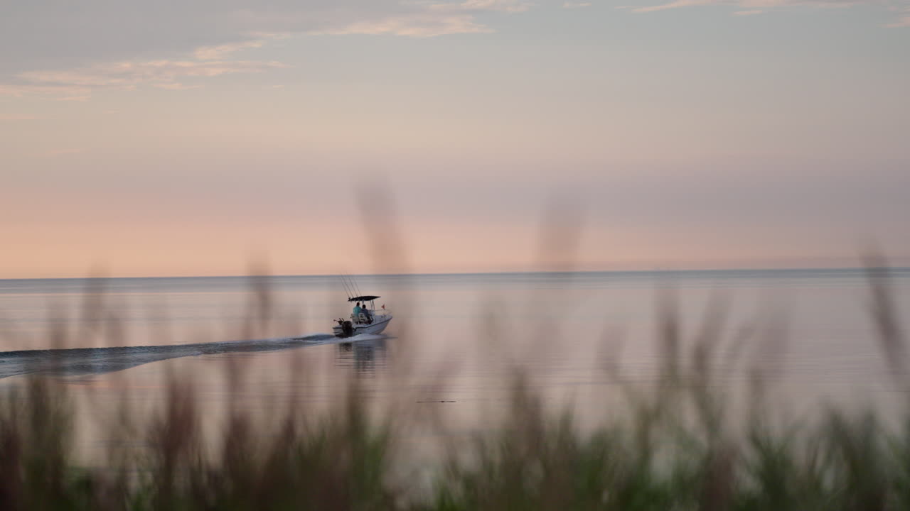 해가 뜰 때 물 위를 달리는 배