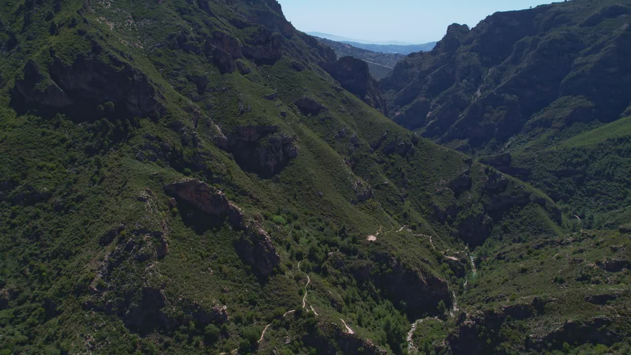 Canyon e calanchi montuosi con foresta mediterranea e letto del fiume