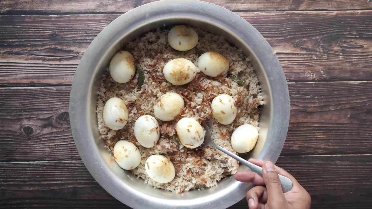 huevo biryani en un cuenco