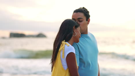 Amor,-Beso-Y-Una-Pareja-Caminando-Por-La-Playa