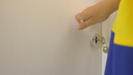 abriendo la puerta de la habitación