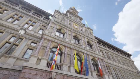 Renoviertes-Rathaus-In-Antwerpen,-Belgien-–-Niedriger-Weitwinkel