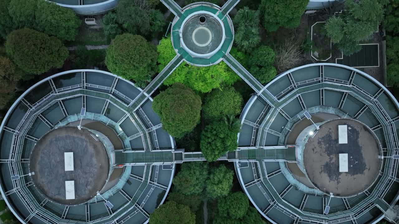 vista aérea de aviones no tripulados de la piscina y los tanques de las obras de agua, vista de arriba