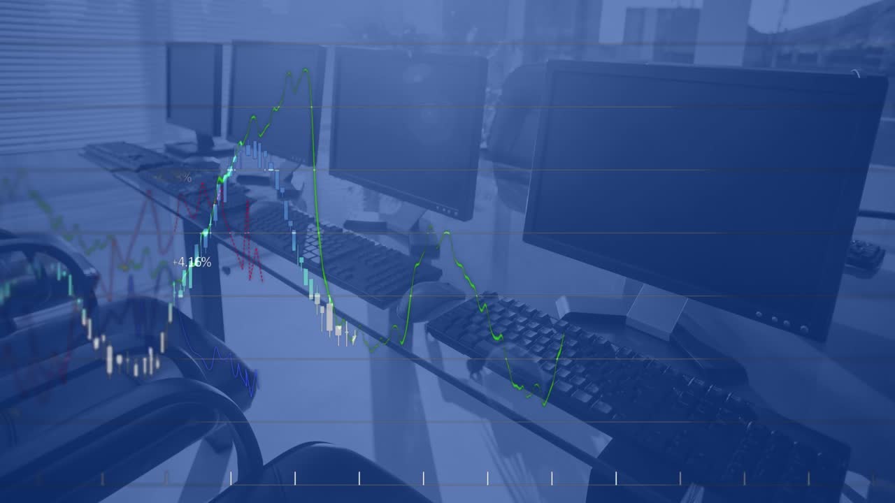 사무실 책상에 있는 컴퓨터에 대한 금융 데이터 처리의 애니메이션