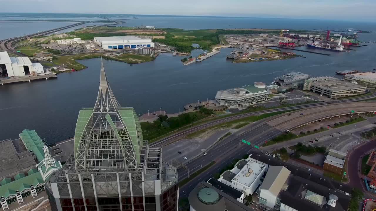 항공: 고층빌딩을 지나 이동식, 앨라배마 해안선을 향해 천천히 밀어 넣습니다.