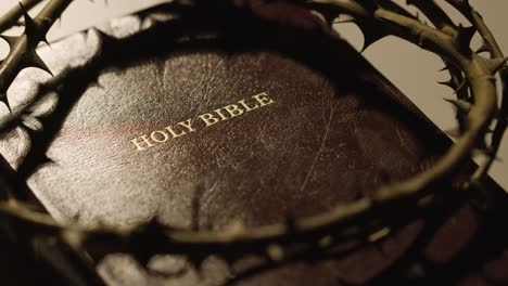 concepto religioso disparado con una corona de espinas arrojada a la biblia