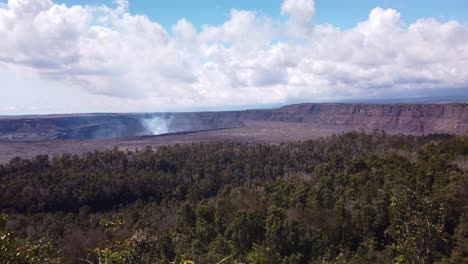 toma panorámica súper amplia del volcán kilauea con humo saliendo del caldero en la gran isla de hawaii