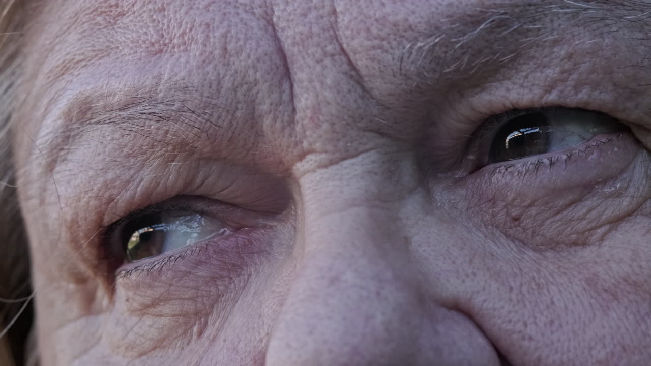ojos tristes de una anciana con arrugas en la cara