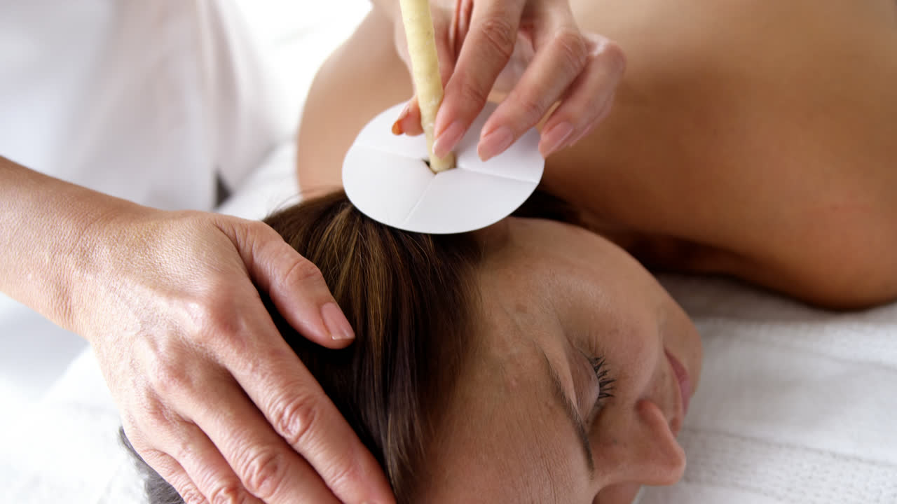 치료사가 환자를 돌보고 있습니다.