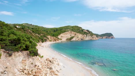 Playa-Aislada-Y-Vacía-Con-Arena-Blanca,-Agua-Turquesa,-Vegetación-Exuberante-Y-Pájaros-Volando,-Playa-Fari,-Isla-Thassos,-Grecia,-Europa