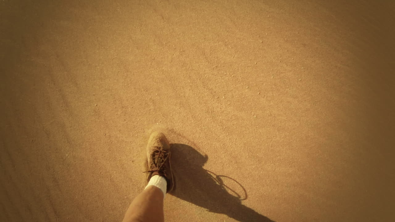 해변을 따라 걷는 발자취