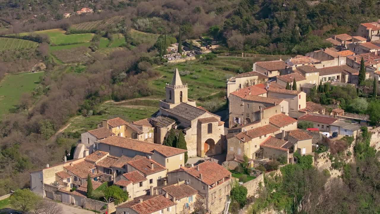 Veduta aerea del tradizionale villaggio francese di Venasque con edifici storici