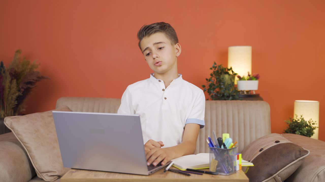 un chico que tuvo malos resultados en sus exámenes.