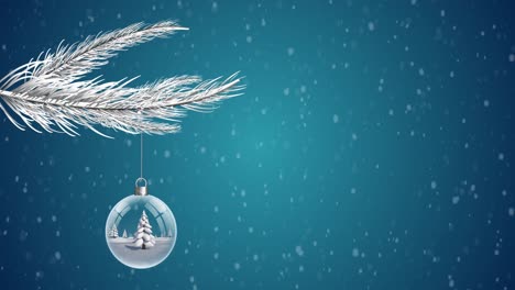 Weihnachtskugel-Baumelt-Am-Weihnachtsbaum-Vor-Fallenden-Schneeflocken-Auf-Blauem-Hintergrund