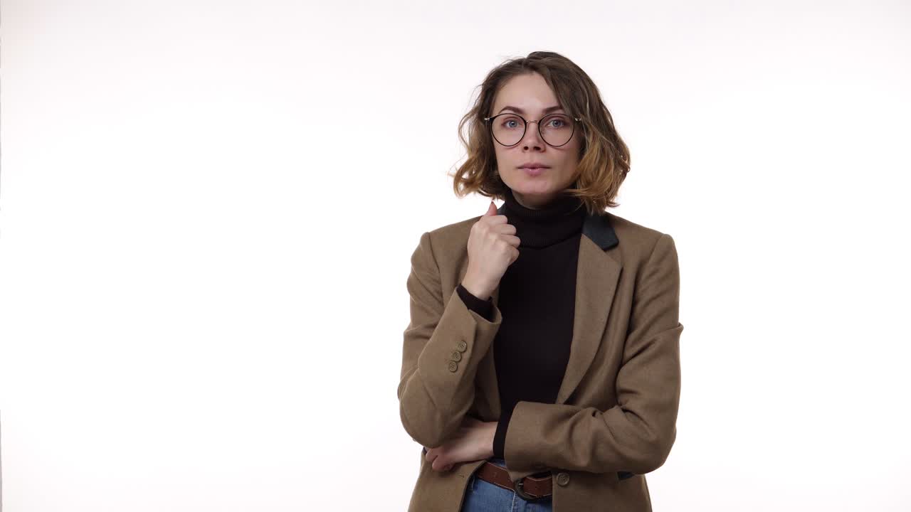 mujer joven bonita parece confundido y luego consigue y idea. mujer joven hermosa se excita después de recordar algo. vistiendo