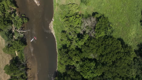 Kayakistas-En-El-Río-Zumbro-Con-Exuberante-Vegetación-En-Oronoco,-Minnesota