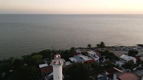 Antenne-Des-Leuchtturms-In-Colonia-Del-Sacramento,-Uruguay,-Charmante-Kolonialstadt-Bei-Sonnenuntergang-Mit-Blick-Auf-Das-Meer