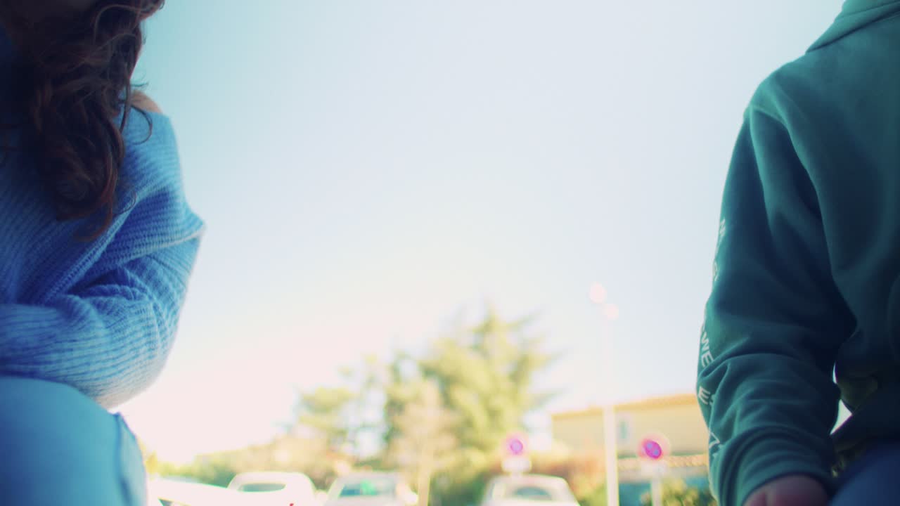 학생들이 밖에서 빛에 손을 흔들고 있습니다.