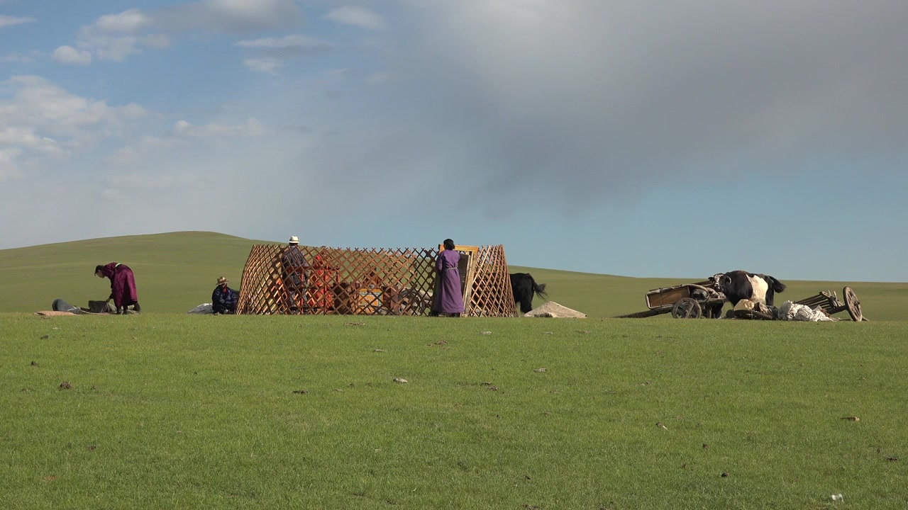 Mongolsk nomadefamilie samler et traditionelt ger-telt på steppen