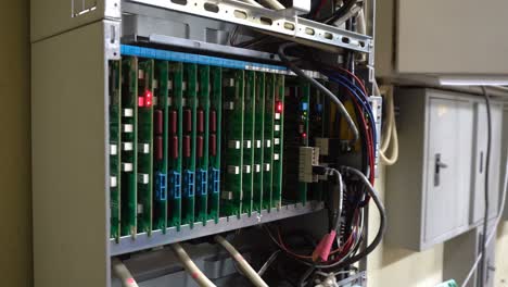 técnico o ingeniero cambia la placa base, pbx, teléfono con luces intermitentes que indican la conexión del sistema digital