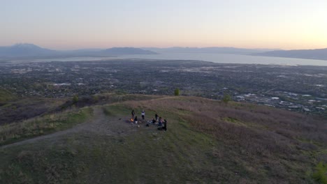 Órbita-Rápida-De-Amigos-Disfrutando-De-Las-Vistas-Del-Atardecer-Sobre-El-Lago-Provo-De-Utah