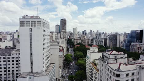 vista aérea siguiendo el tráfico en la avenida ipiranga en el centro de sao paulo, brasil