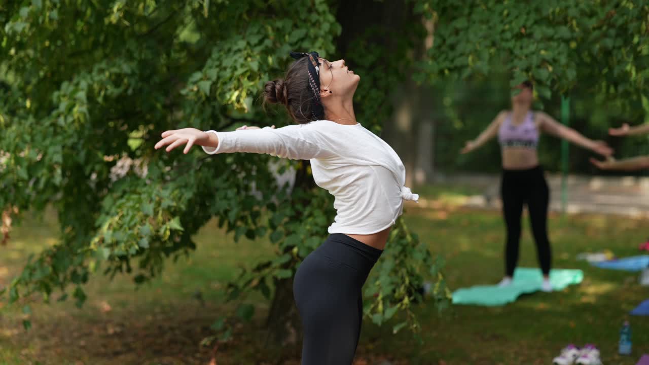 mujer practicando yoga al aire libre