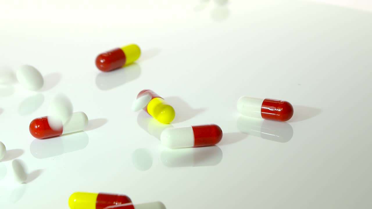 슬로우 모션으로 떨어지는 알약