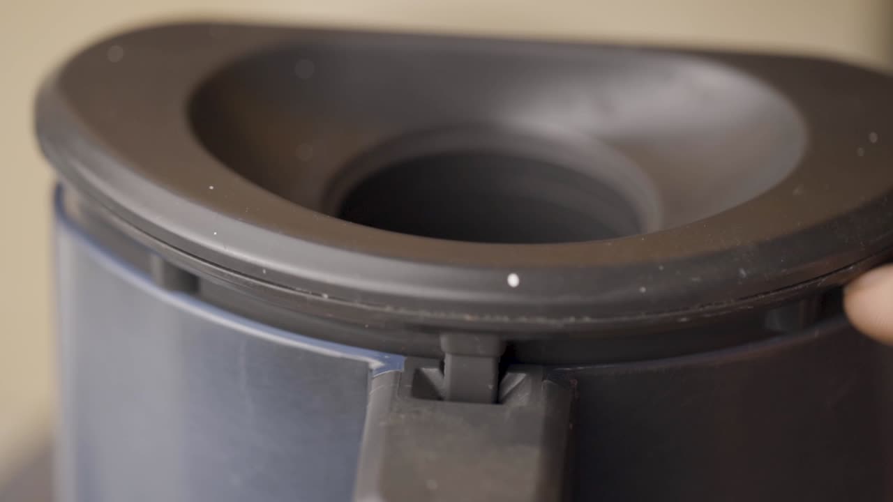 방적기에 블렌더 용기를 설치하십시오.