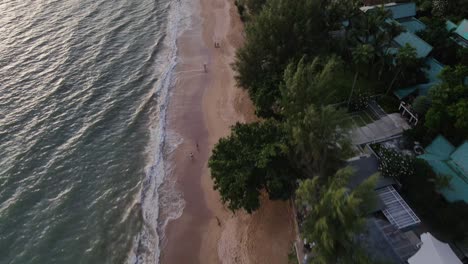 Vista-Aérea-De-Pájaro-Sobre-Una-Piscina-De-Un-Resort-Al-Lado-De-La-Playa-De-Raily-En-Krabi,-Tailandia-Durante-La-Noche