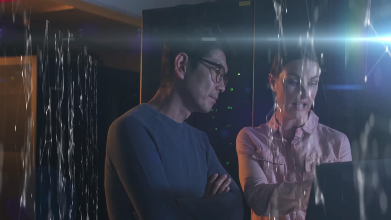 다양한 남성과 여성 it 엔지니어가 컴퓨터 서버를 확인하는 데이터의 애니메이션