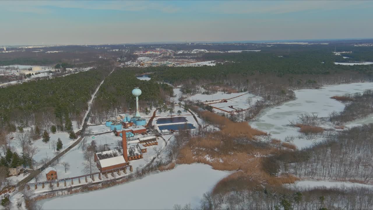 воздушный вид современной небольшой промышленной очистной установки сточных вод на работе в зимний сезон