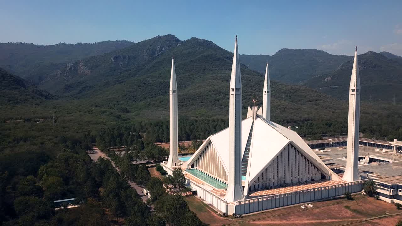 fotografía aérea de 4k de la mezquita blanca de faisal en islamabad, pakistán