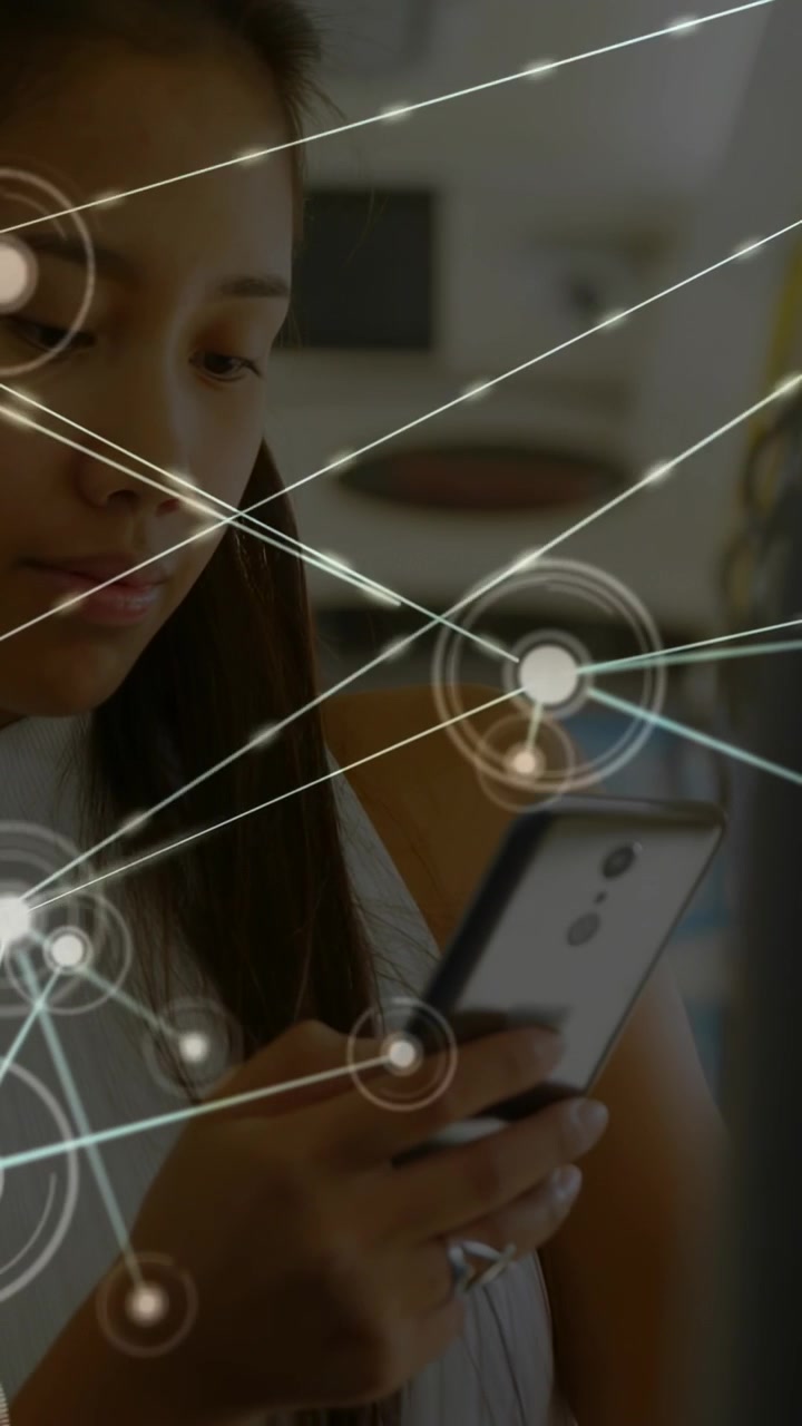 Video vertical: Mujer desplazándose por el teléfono, un toque inicia elementos de interfaz (HUD) que cruzan la cara y el teléfono, mostrando tecnología.