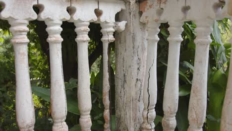 barandilla de balustrada de madera abandonada del balcón de una casa vieja