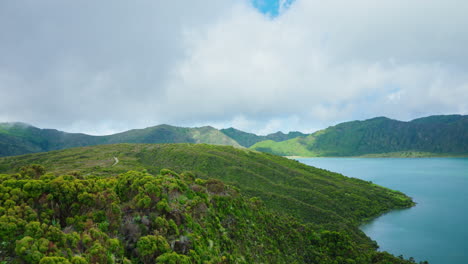 Panning-shot-form-high-viewpoint-of-Lagao-do-Fogo-in-Sao-Miguel-island,-Azores,-Portugal