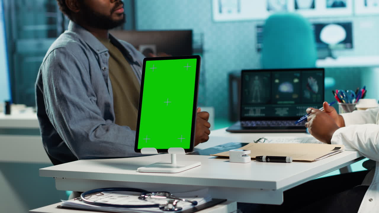 médico negro se reúne con el paciente al lado de la exhibición de maquetas aisladas en la oficina