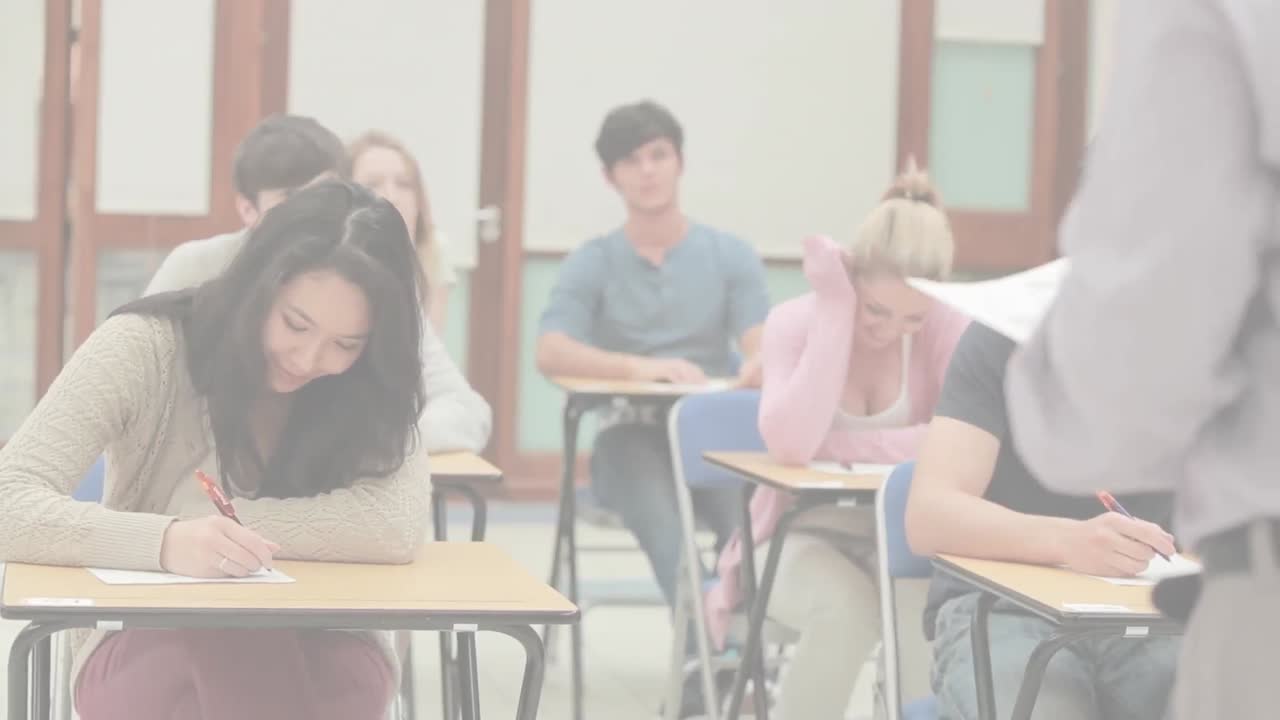 시험 중 다양한 학생들에 대한 빛의 배경의 애니메이션