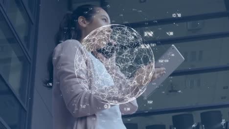 animación del procesamiento de datos de la red global, sobre una mujer de negocios feliz usando un teléfono inteligente y una tableta