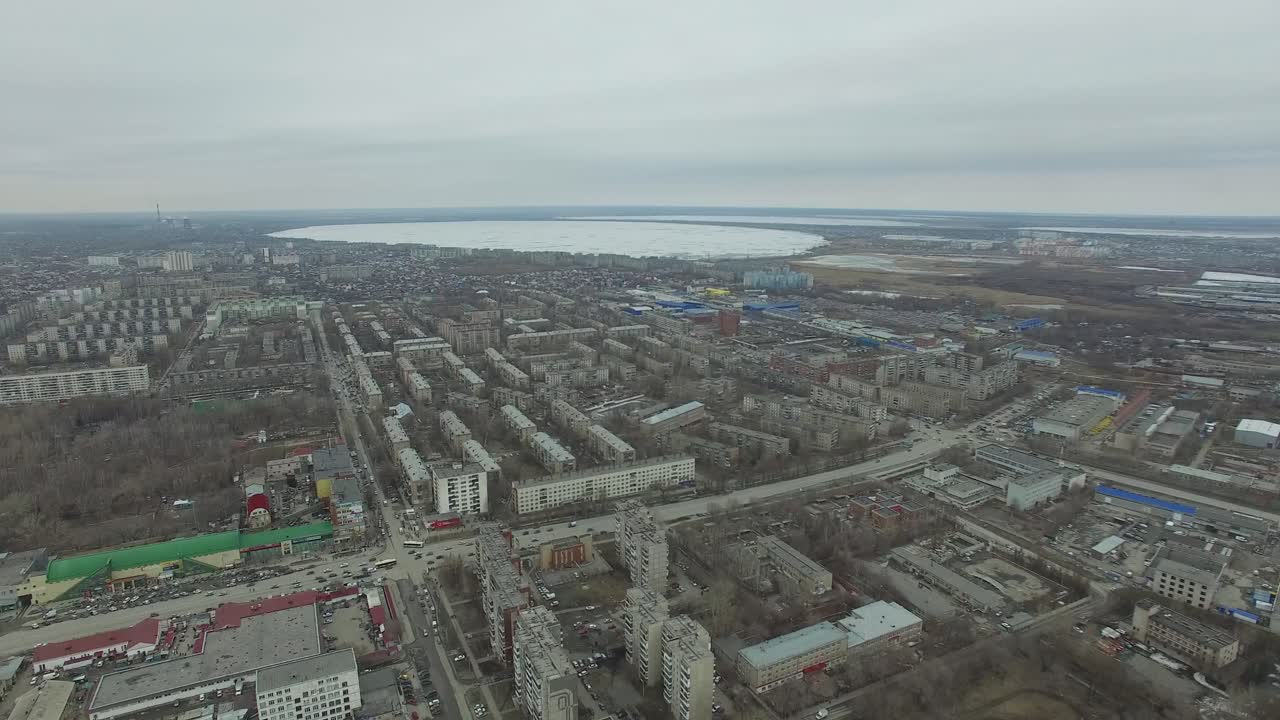 воздушный вид города с озером