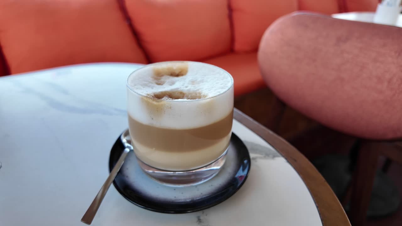 카페에서 라테