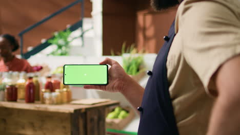 el vendedor local tiene un teléfono de pantalla verde.