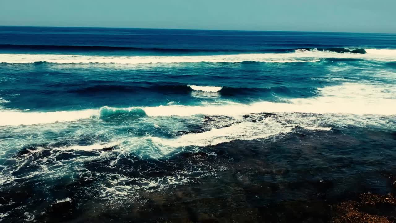 imágenes aéreas filmadas con un dron con vistas a la playa y al mar de olas rompientes con un océano azul profundo en el acantilado en el hemisferio sur de áfrica
